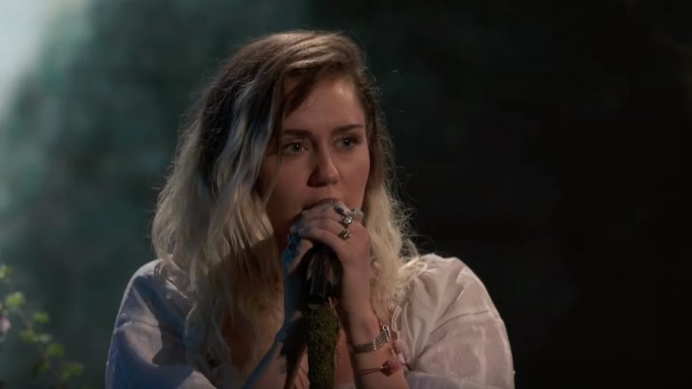 Miley Cyrus ia dedikoi performancën e finales në ‘The Voice’ viktimave të Mançesterit (Video)