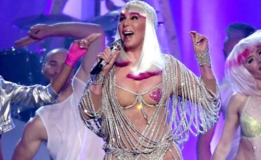 Cher, 71 vjeçarja më seksi në planet që mahniti publikun me performancën e saj në Billboard (Foto)