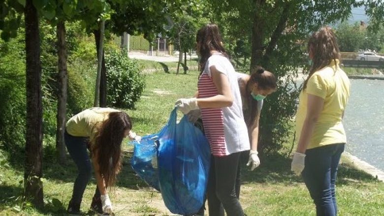 Të rinjtë nga Tetova tregojnë që edhe mbeturinat mund të shfrytëzohen (Foto)