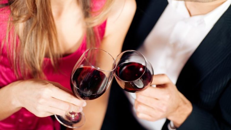 Çiftet që konsumojnë alkool bashkë janë më të lumtur