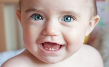 Dhëmbët e parë të bebes – dhjetë shenjat paralajmëruese