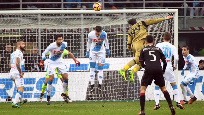 Napoli rivalizon dy skuadrat e Mancheseterit për Donnarumman