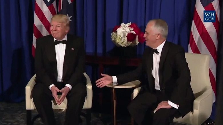 Trump injoron një shtrëngim duarsh me kryeministrin australian – pastaj buzëqesh për kamerat (Video)