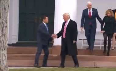 Ngatërrohet Donald Trump, i zgjat dorën truprojës së tij! (Video)