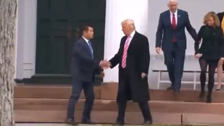 Ngatërrohet Donald Trump, i zgjat dorën truprojës së tij! (Video)