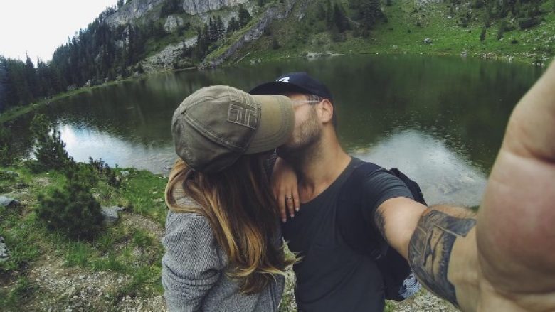 Tortë me qirinj, verë dhe një puthje të zjarrtë! Argjentina Ramosaj merr urimin më të bukur nga bashkëshorti (Video)