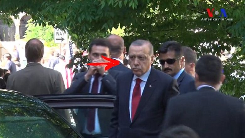 Shiheni çka bënte Erdogan derisa truprojat i tij rrahën protestuesit në SHBA (Video)