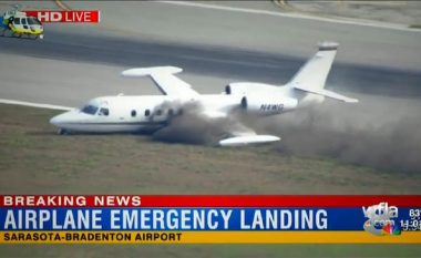 Aeroplani humb njërën rrotë, bën ulje të detyruar (Video)