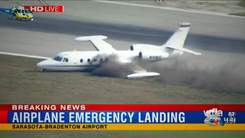 Aeroplani humb njërën rrotë, bën ulje të detyruar (Video)