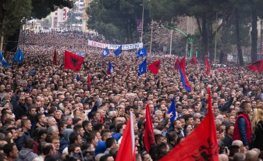 Sali Berisha thotë se 600 mijë protestues janë mbledhur në Tiranë