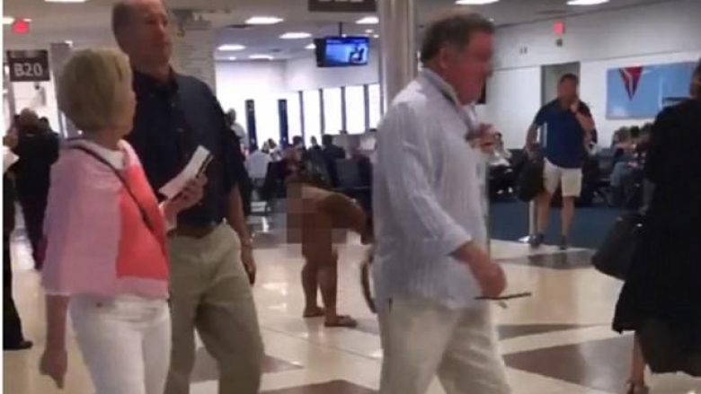Moment i çuditshëm: Një grua shëtit nëpër aeroport krejtësisht e zhveshur (Video,+16)