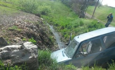 Golf-i del nga rruga, dy të lënduar(Foto)