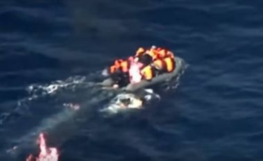 Pamje të frikshme: Gomonia me emigrantë shpërthen në flakë, në mes të detit (Video,+16)
