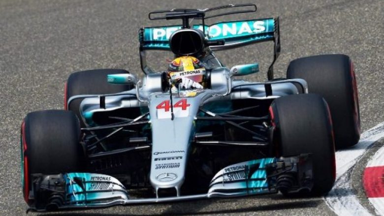 Hamilton “pole position” në Spanjë, Vettel renditet i dyti
