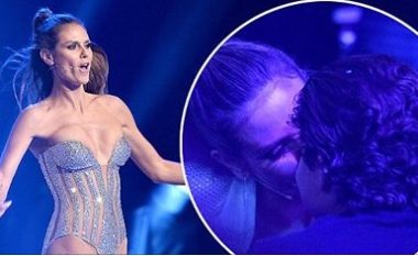 Heidi Klum pas performoncës, puthje pasionante të dashurit në audiencë (Foto)