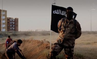 Armata e kamikazëve të ISIS, dhjetëra vetë u nisën për sulme në Mosul (Video)