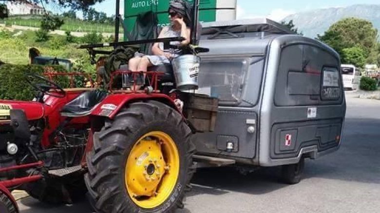 Turistët austriakë vizitojnë Shqipërinë… me traktor!
