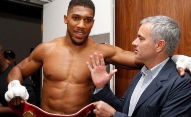 Joshua takohet me Mourinhon, merr dhuratë speciale nga United (Foto)