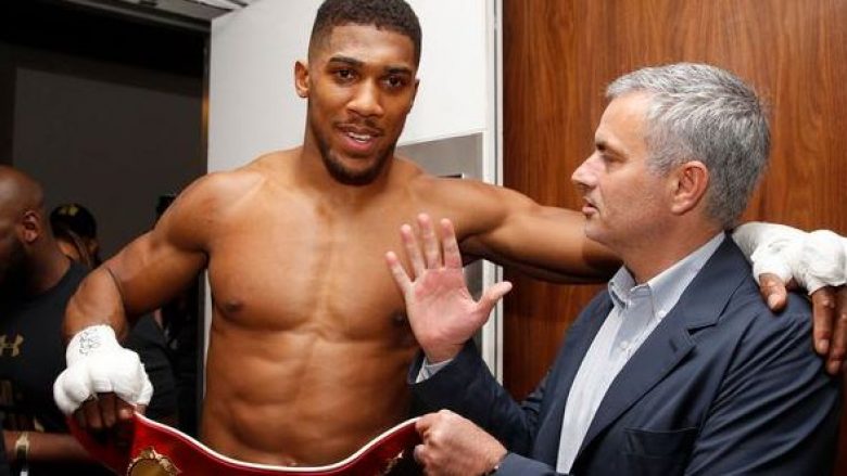 Joshua takohet me Mourinhon, merr dhuratë speciale nga United (Foto)