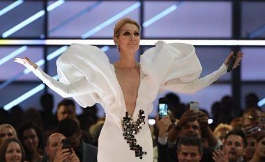 Mbresëlënëse! Në 20 vjetorin e këngës së ‘Titanikut’, Celine Dion performon “My Heart Will Go On” në Billboard (Foto/Video)