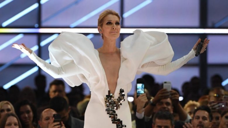 Mbresëlënëse! Në 20 vjetorin e këngës së ‘Titanikut’, Celine Dion performon “My Heart Will Go On” në Billboard (Foto/Video)