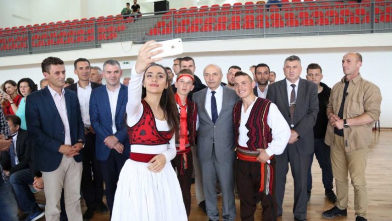Mustafa përuroi palestrën e re sportive në Kamenicë