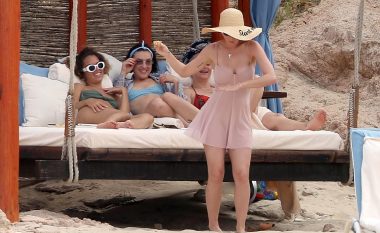 Katy Perry tregon më shumë se që duhet midis plazhit meksikan! (Foto)