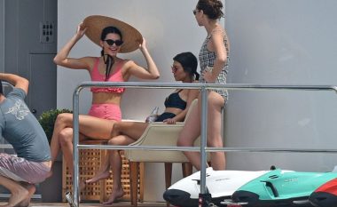 Kendall tregon linjat e saj gjatë argëtimit në jaht (Foto)
