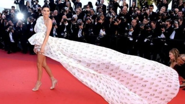 Kendall Jenner rrëmben vëmendjen e të gjithëve me këmbët e saj seksi (Foto)