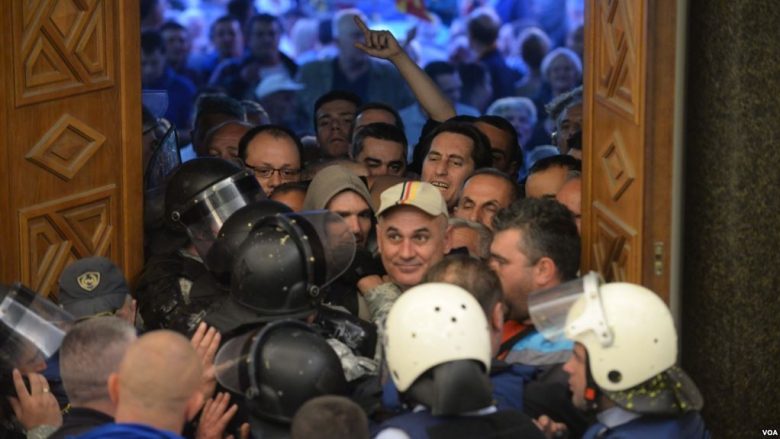 Dorëzohet njëri nga të kërkuarit për dhunën në Kuvendin e Maqedonisë, natën e 27 prillit të kaluar