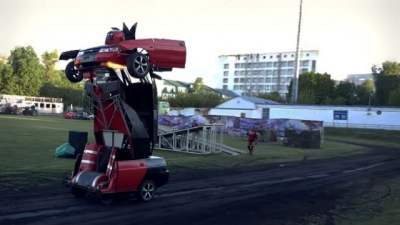 Lada-Transformers: Babai dhe i biri krijojnë robotin e armatosur! (Video)