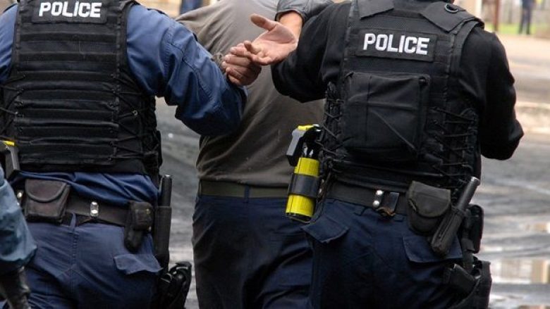 Policia kap gjashtë të dyshuar për vjedhje në Mitrovicë
