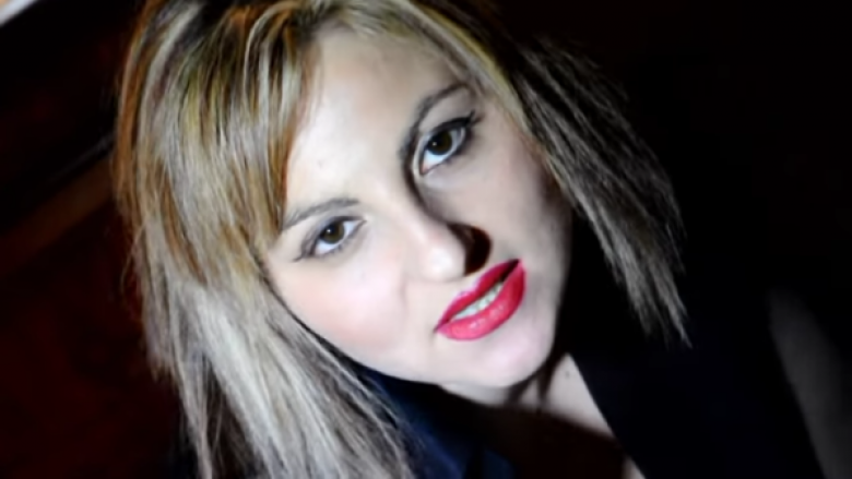 Këngëtarja italiane bën vetvrasje (Video)