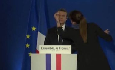 Macron duke u përgatitur, pa e kuptuar se pamjet veçse kishin filluar të transmetoheshin LIVE në gjithë botën (Video)