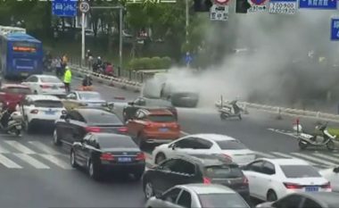 Makina përfshihet nga flakët, polici kthehet në hero (Video)