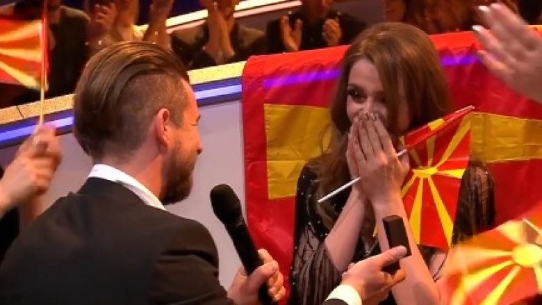 Propozim për martesë në “Eurovision”, këngëtarja maqedonase pranon unazën para miliona shikuesve (Foto/Video)