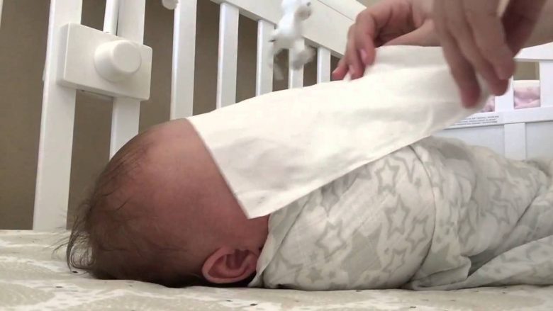 Vendoseni në gjumë beben brenda një minute vetëm me letër (Video)