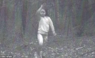 Zbulohet misteri i “vajzës fantazmë që shëtitet nëpër pyje”! (Video)