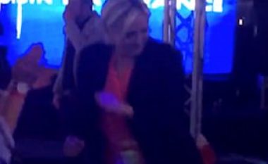 Marine Le Pen “harron humbjen” për një moment, kapet duke vallëzuar me “I Love Rock N Roll” (Video)