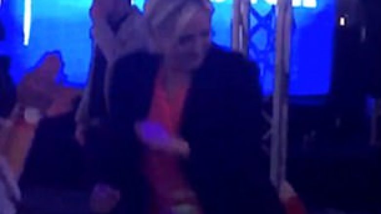 Marine Le Pen “harron humbjen” për një moment, kapet duke vallëzuar me “I Love Rock N Roll” (Video)