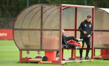 Mourinho drejton stërvitjet i shtrirë në karrige (Foto)