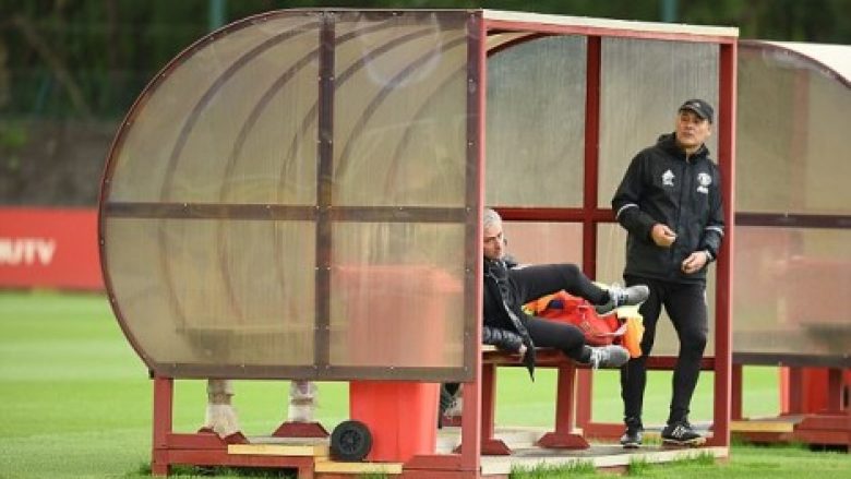 Mourinho drejton stërvitjet i shtrirë në karrige (Foto)