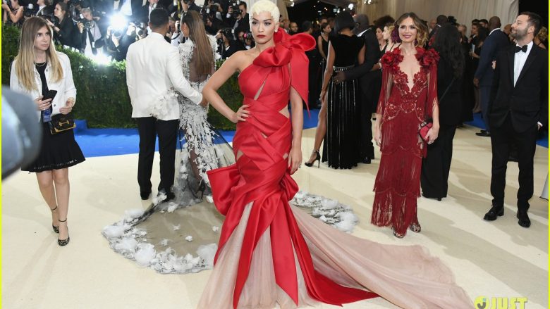 Rita Ora shkëlqen në të kuqe në ‘Met Gala’ (Foto)