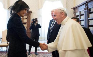 Papa e pyet Melanian se çka i jep Trumpit për të ngrënë