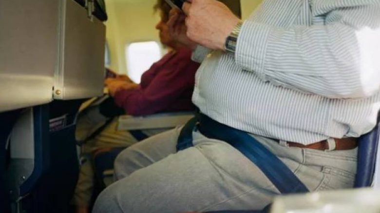 E kishin ulur në mes të dy pasagjerëve të trashë, pasagjeri rrëfen vuajtjet që kishte përjetuar në aeroplan