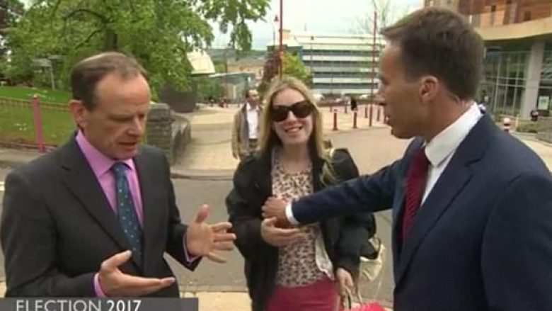 Teksa raportonte Live, gazetari i BBC prek protestuesen në gjoks  – shihni reagimin e saj! (Video)