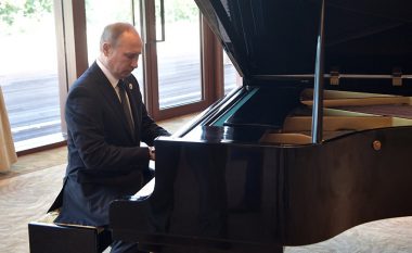 Putin luan në piano, derisa pret presidentin e Kinës në takim (Video)