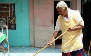 Banka nuk i jep pensionin sepse është 117-vjeçare, ajo e padit dhe fiton (Foto)