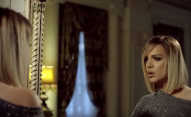 Rezarta Shkurta i tregon të bijës për gjyshin e saj, Enver Hoxhën (Video)