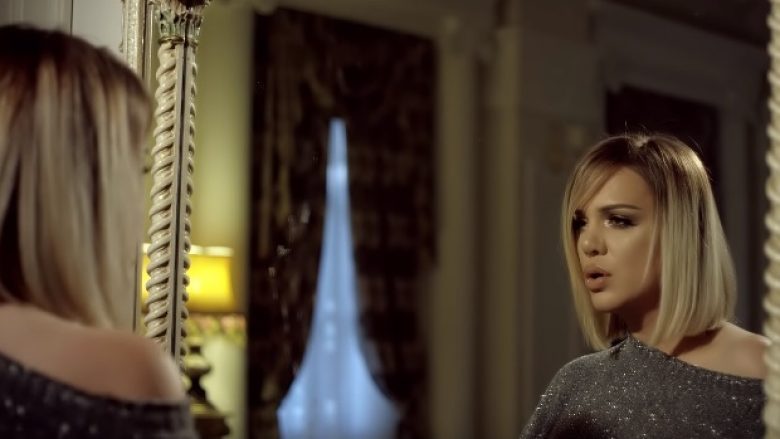 Rezarta Shkurta i tregon të bijës për gjyshin e saj, Enver Hoxhën (Video)